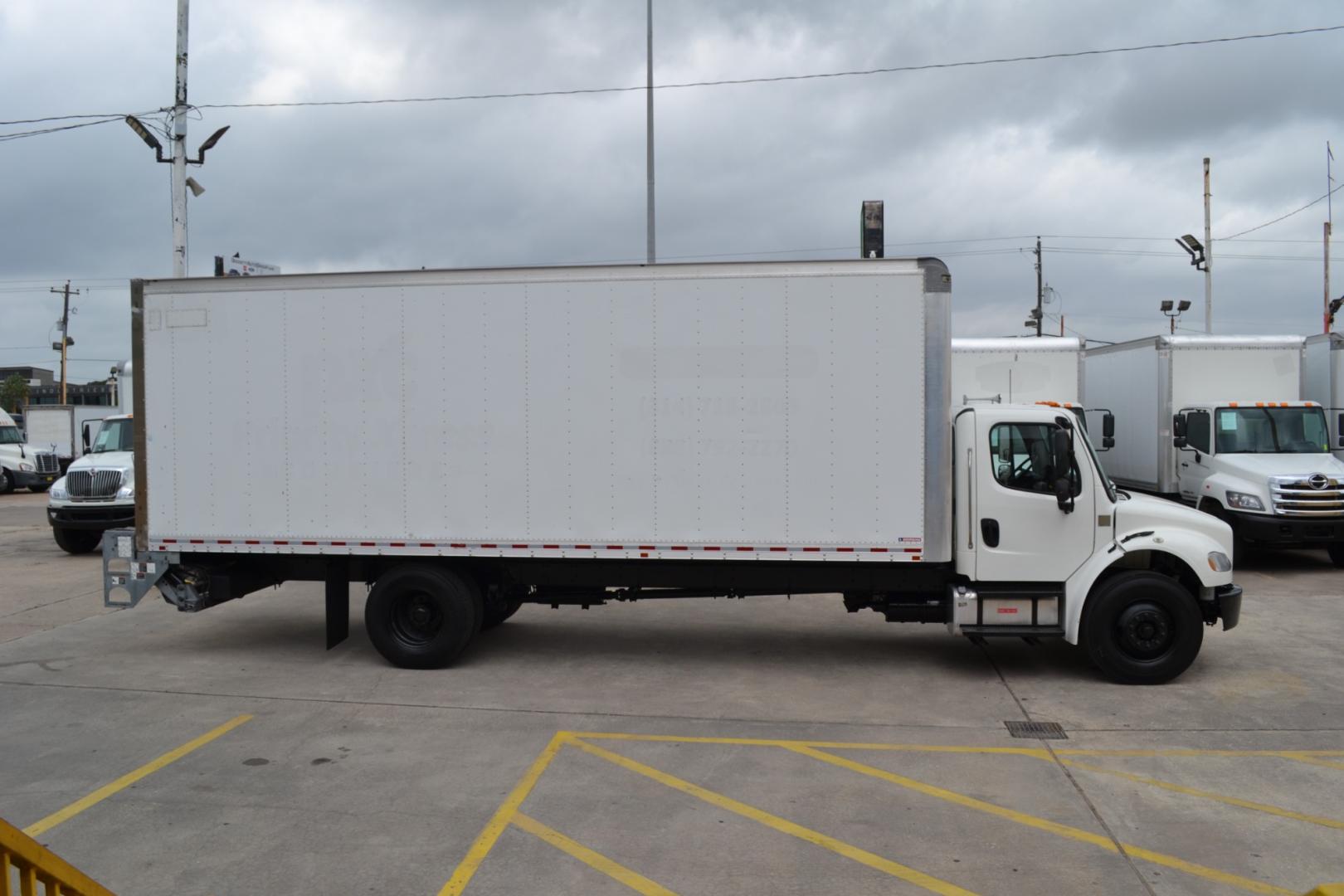 2018 WHITE /BLACK FREIGHTLINER M2-106 with an CUMMINS B6.7L 220HP engine, ALLISON 2100RDS AUTOMATIC transmission, located at 9172 North Fwy, Houston, TX, 77037, (713) 910-6868, 29.887470, -95.411903 - Photo#3